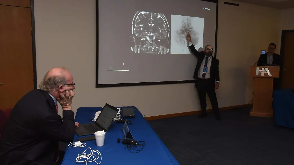 Inauguran curso de neurocirugía vascular con especialista Feres Chaddad en el Hospital Angeles (8)